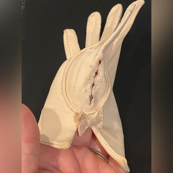 Authentic Vintage 1952 Christian Dior Shalimar Gloves | Pale Pink Leather with B - Picture 3 of 16